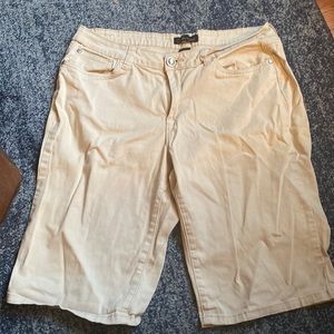 Baccini Women’s Long Beige Denim Zippered Shorts  With front/back pockets Sz 12